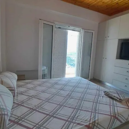 Eleni Apartment Himare